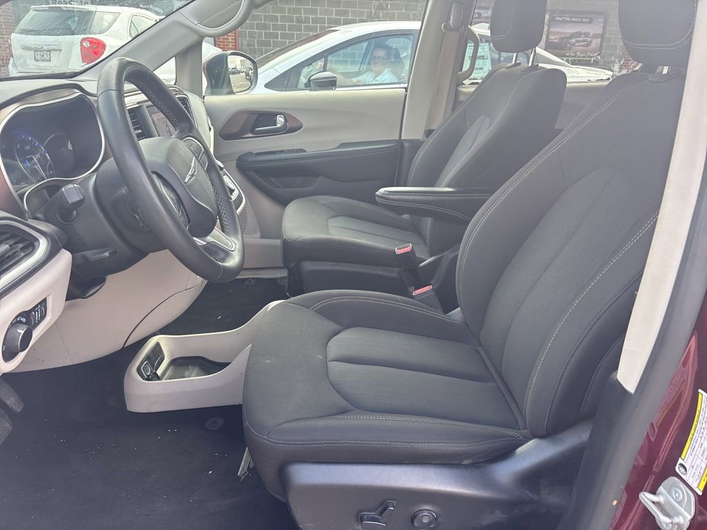 Used 2023 Chrysler Voyager LX image 10