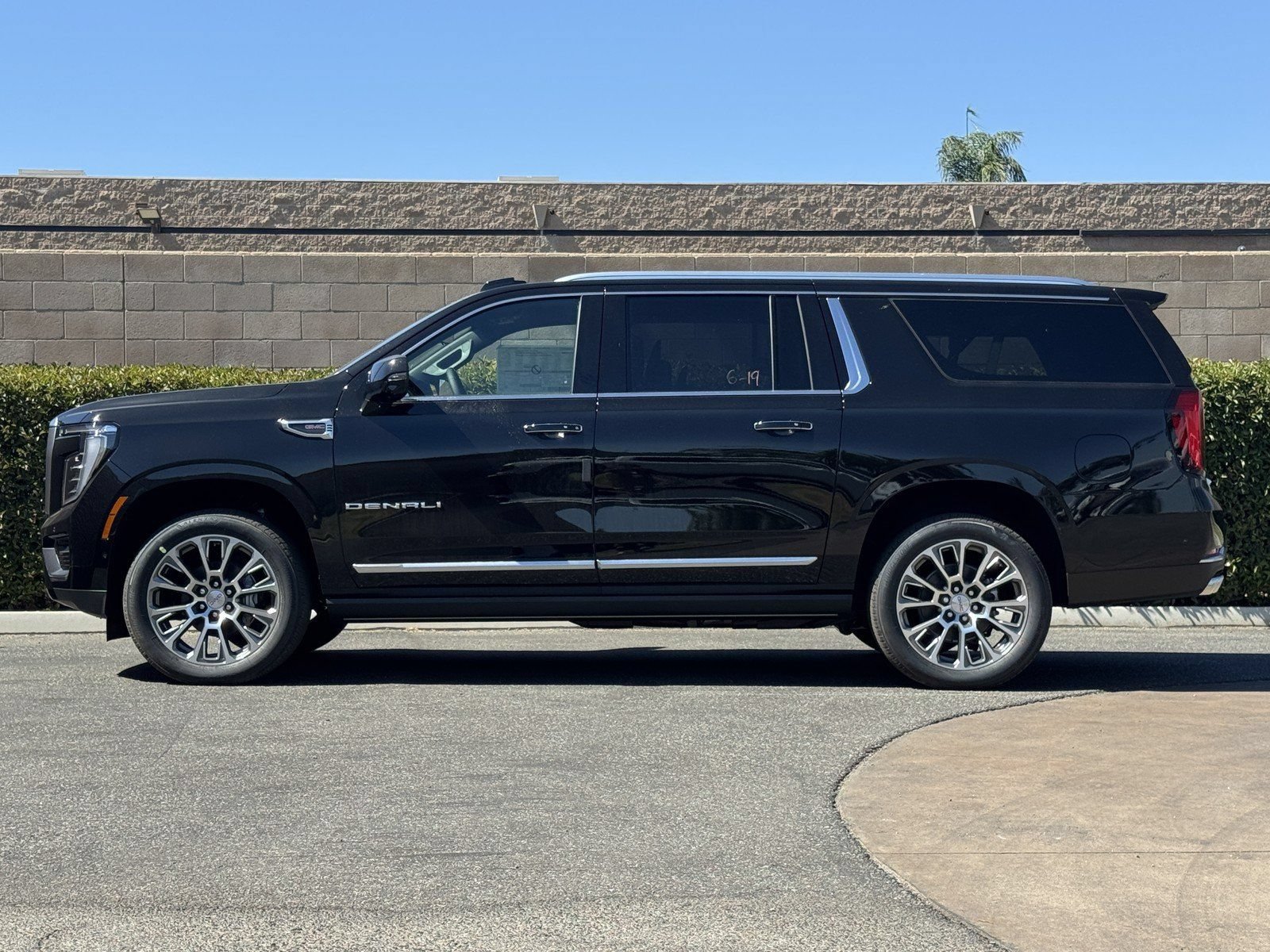 New 2026 GMC Yukon XL Denali w/ Denali Reserve Package AWD/4WD image 7