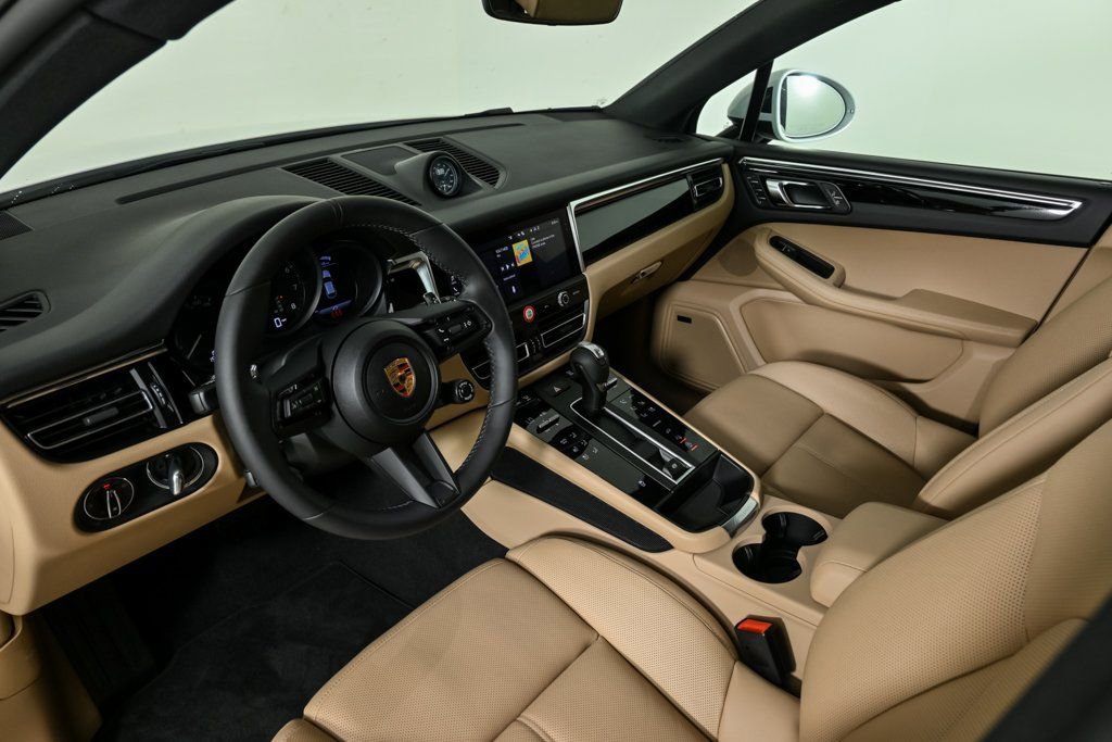 Certified 2025 Porsche Macan image 4