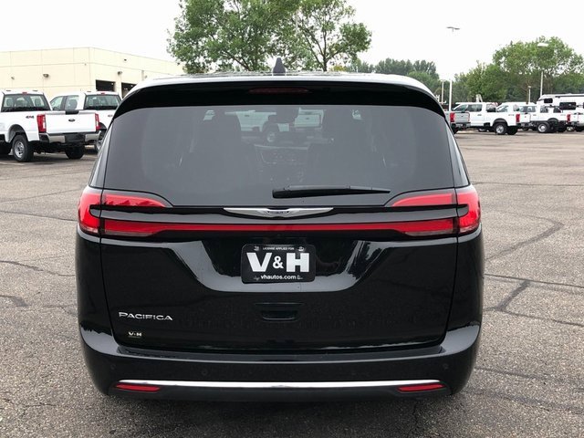 Used 2024 Chrysler Pacifica Touring-L image 23