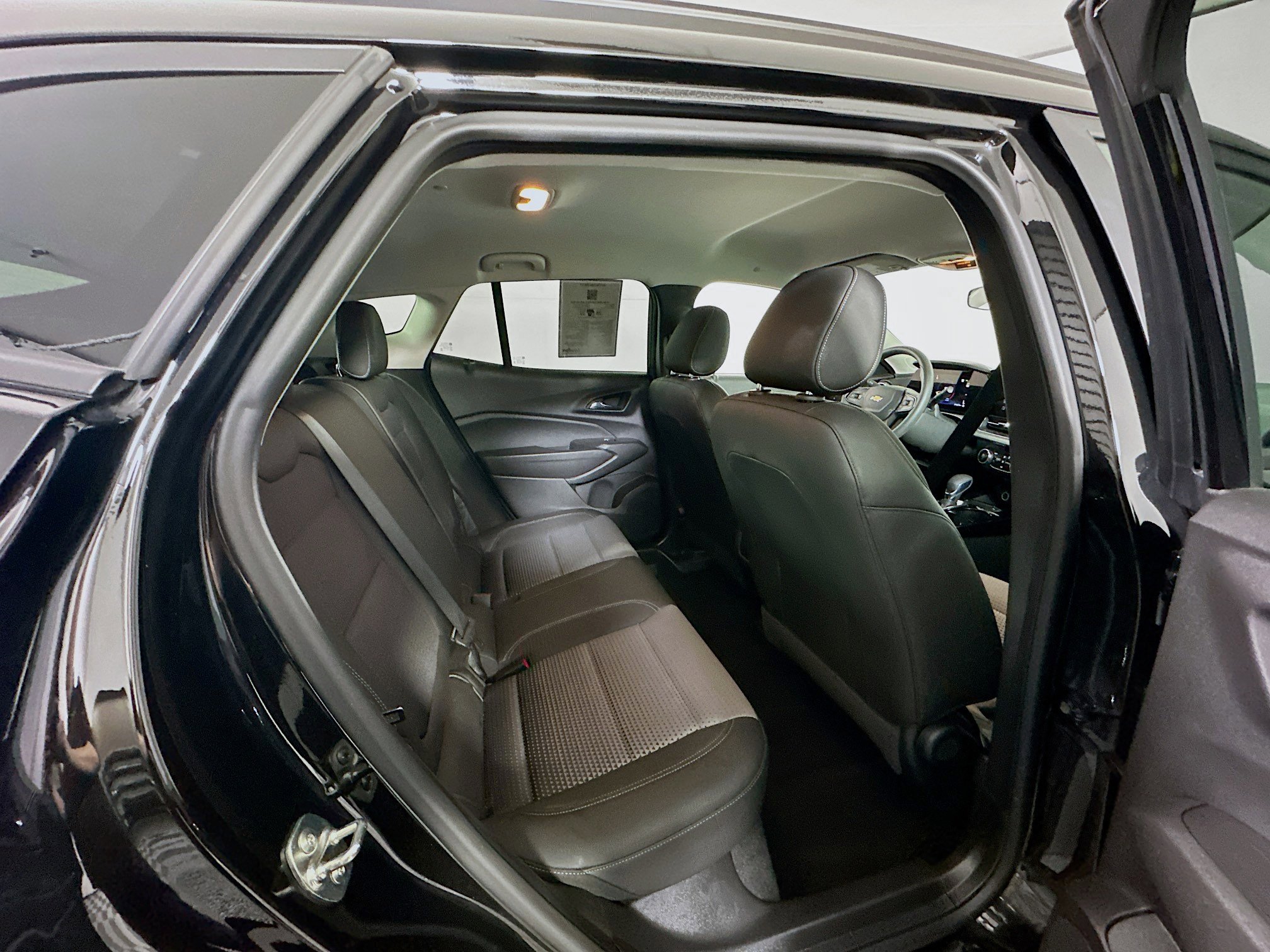 Used 2025 Chevrolet Trax LT FWD image 29