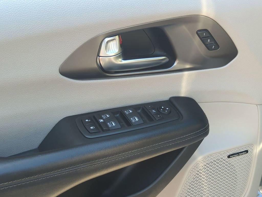 Certified 2019 Chrysler Pacifica Limited w/ Tire & Wheel Group image 13