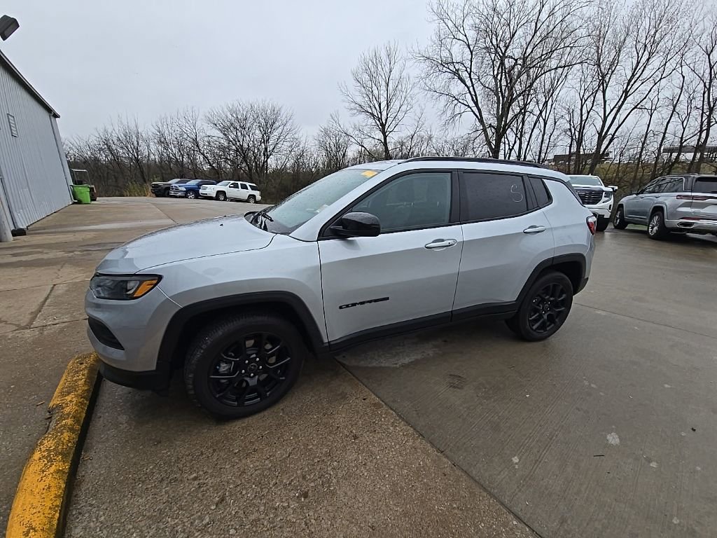 Used 2025 Jeep Compass Latitude w/ Altitude Special Edition image 2