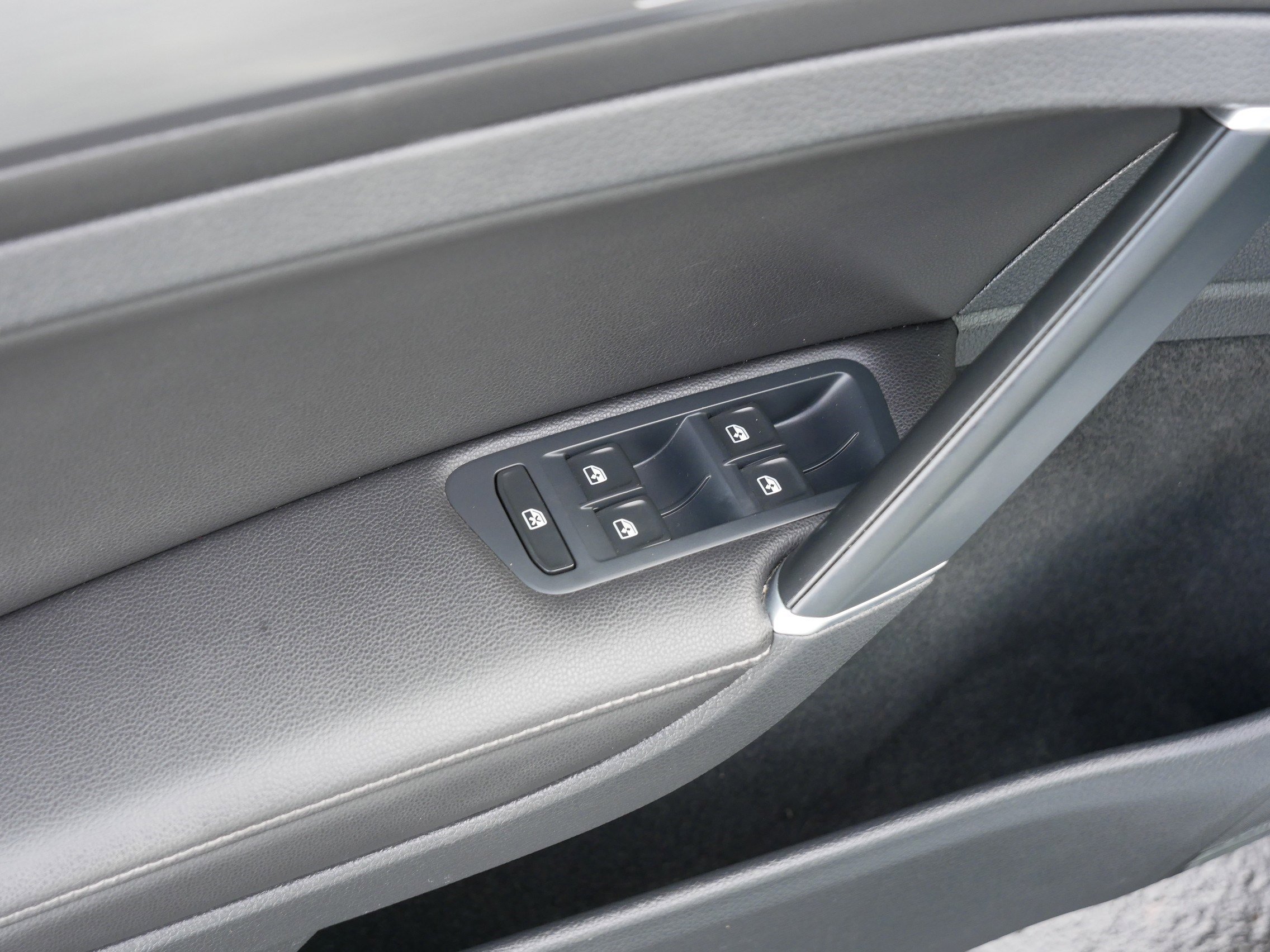 Used 2018 Volkswagen Golf SE image 19