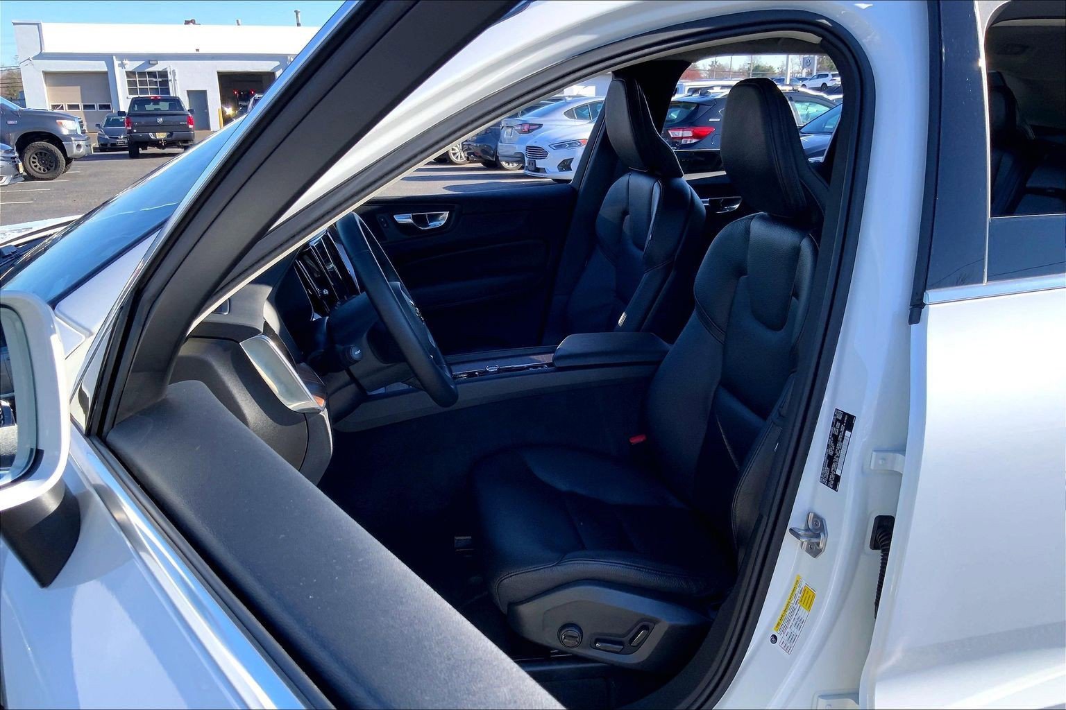 Used 2022 Volvo XC60 B5 Momentum w/ Climate Package image 8