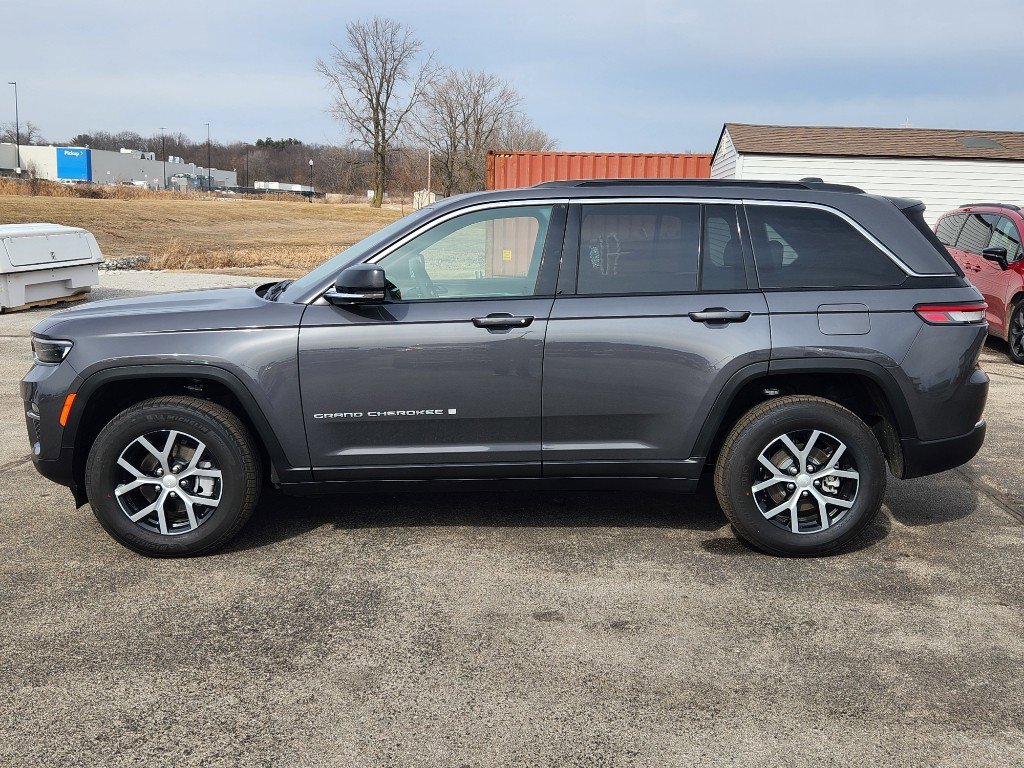 Used 2025 Jeep Grand Cherokee Limited w/ Trailer Tow Package image 2