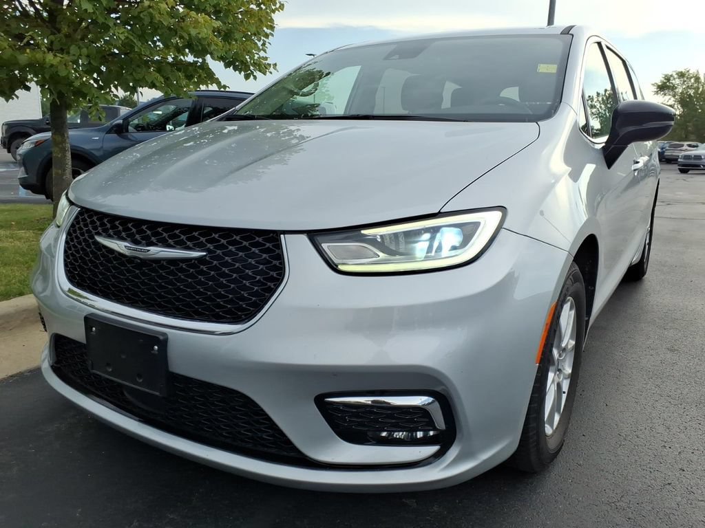 Used 2024 Chrysler Pacifica Touring-L FWD image 1