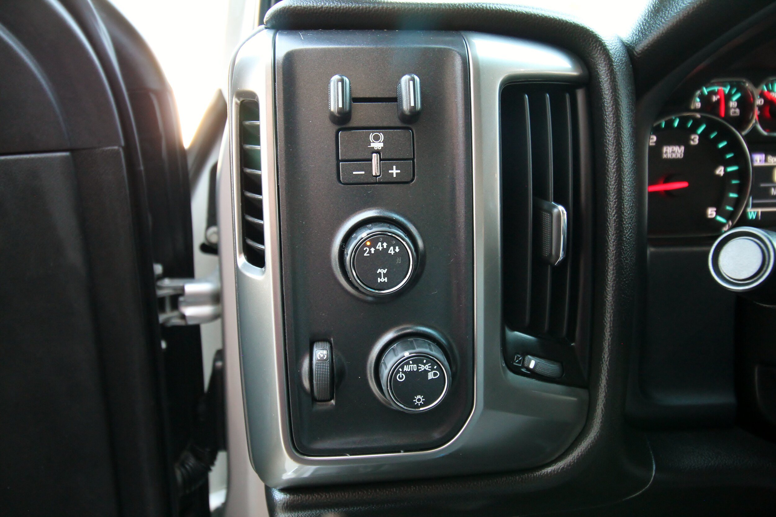 Used 2018 Chevrolet Silverado 3500 LT AWD/4WD image 25