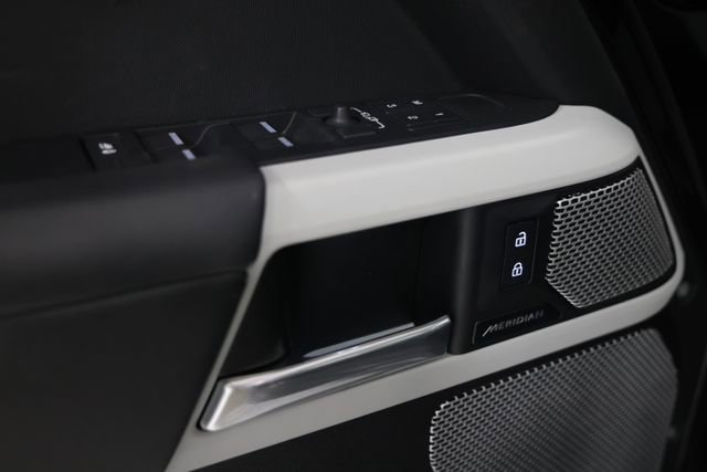 Used 2023 Land Rover Defender 130 SE image 26