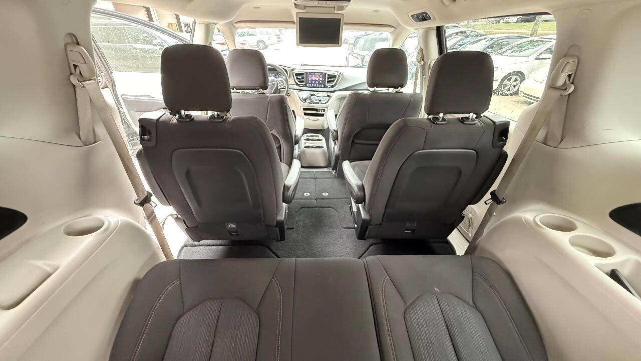 Used 2017 Chrysler Pacifica Touring FWD image 49