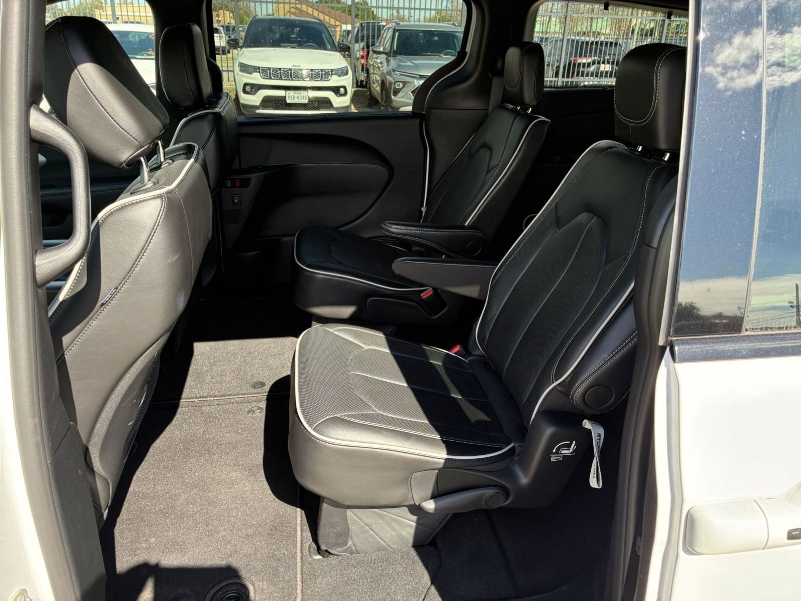 Used 2025 Chrysler Pacifica Limited image 24