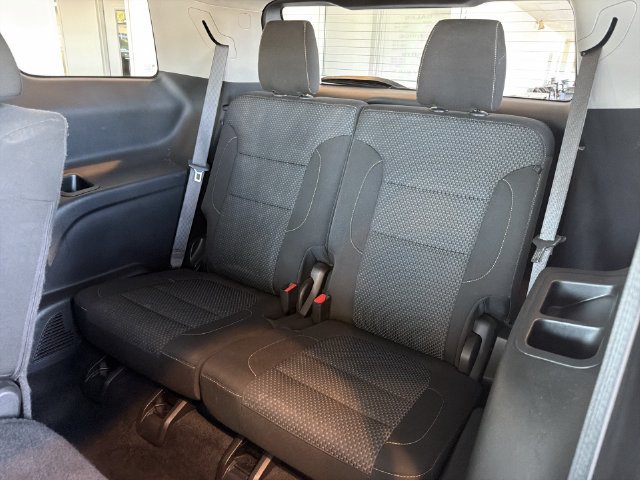 Used 2021 GMC Acadia SLE w/ Driver Convenience Package FWD image 16