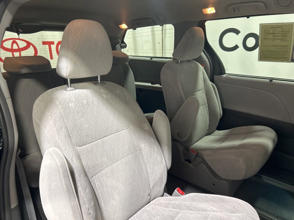 Used 2017 Toyota Sienna LE image 16
