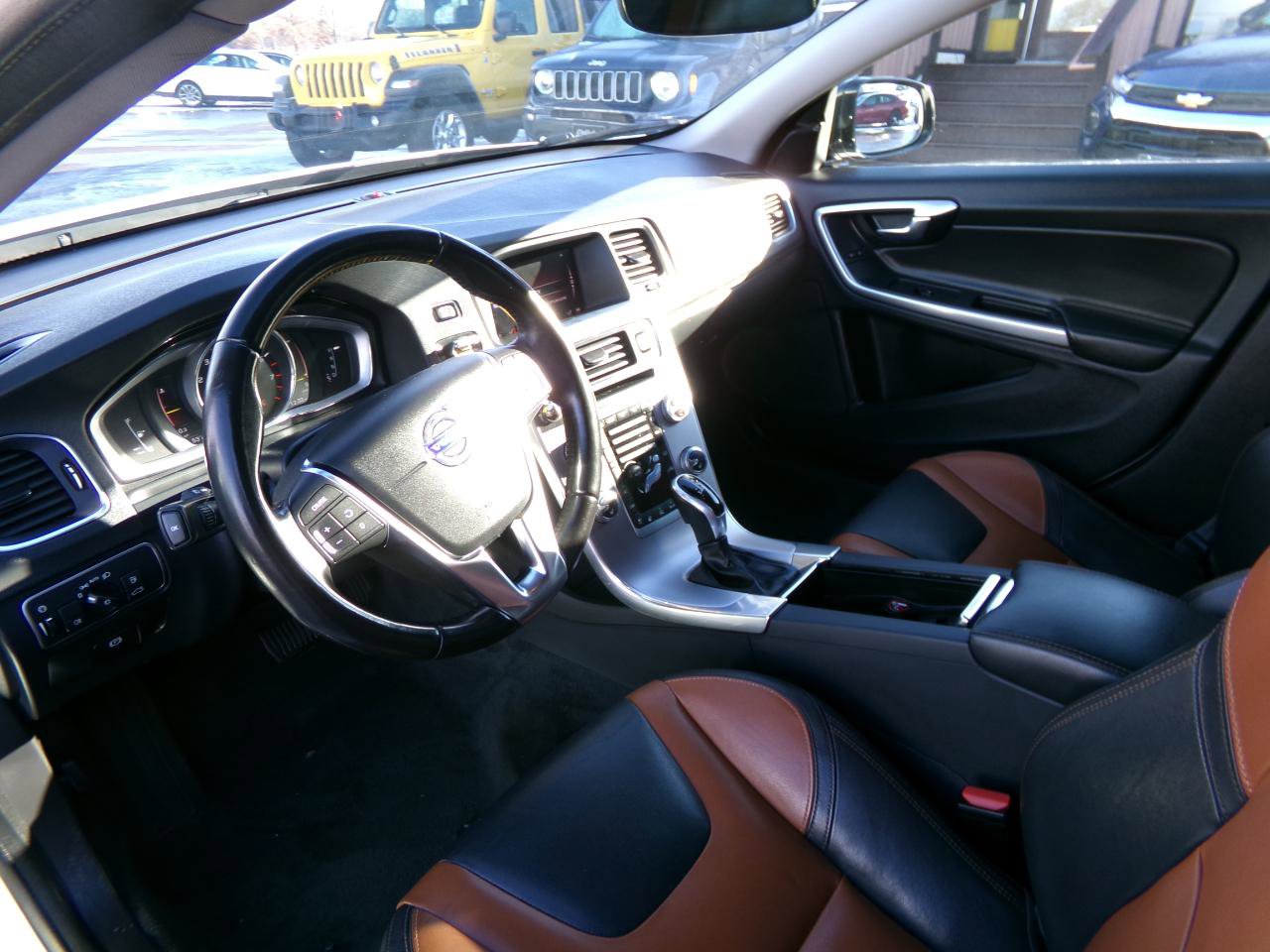 Used 2018 Volvo V60 T5 Cross Country w/ Convenience Package image 13