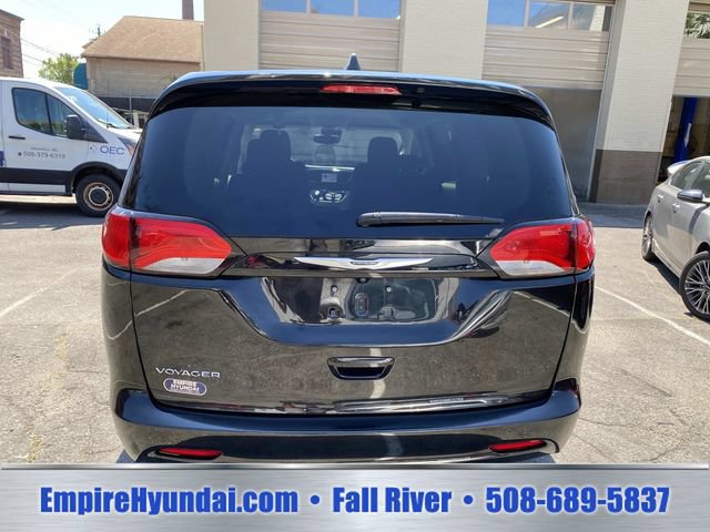 Used 2023 Chrysler Voyager LX FWD image 4