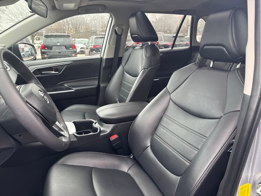 Used 2023 Toyota RAV4 XLE Premium image 16