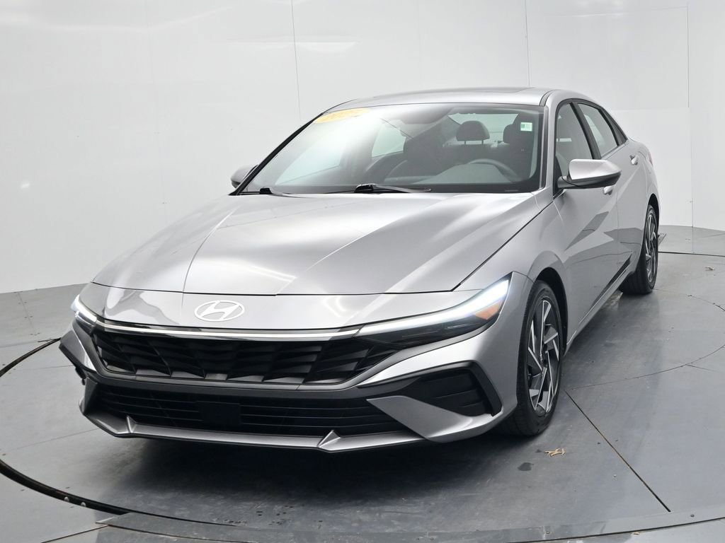 Used 2025 Hyundai Elantra SEL image 3