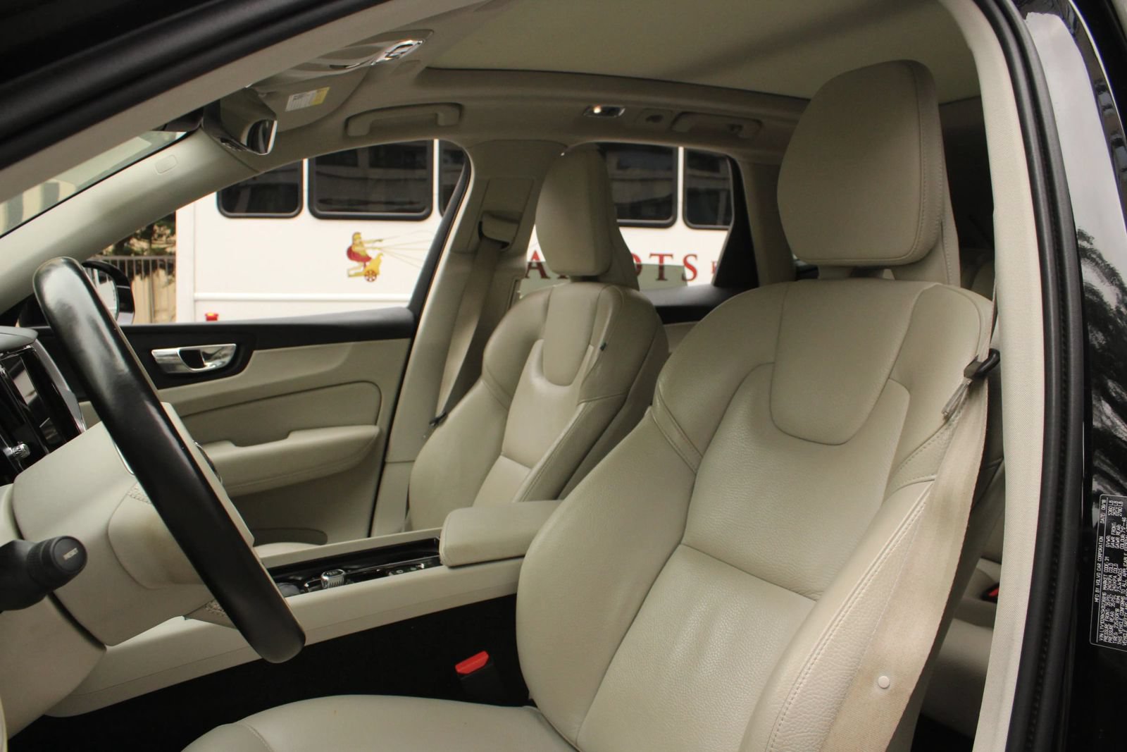 Used 2019 Volvo XC60 T5 Momentum w/ Multimedia Package AWD/4WD image 16