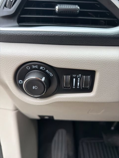 Used 2024 Chrysler Pacifica Limited FWD image 4