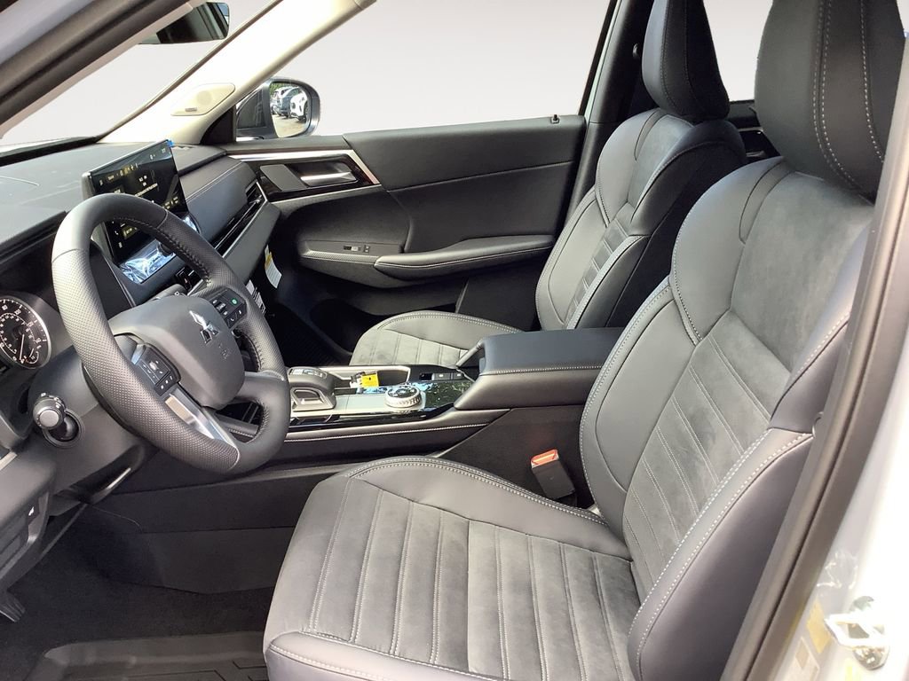 New 2025 Mitsubishi Outlander SE image 9