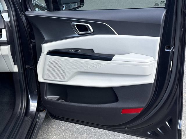 Used 2023 Kia Carnival LX FWD image 8