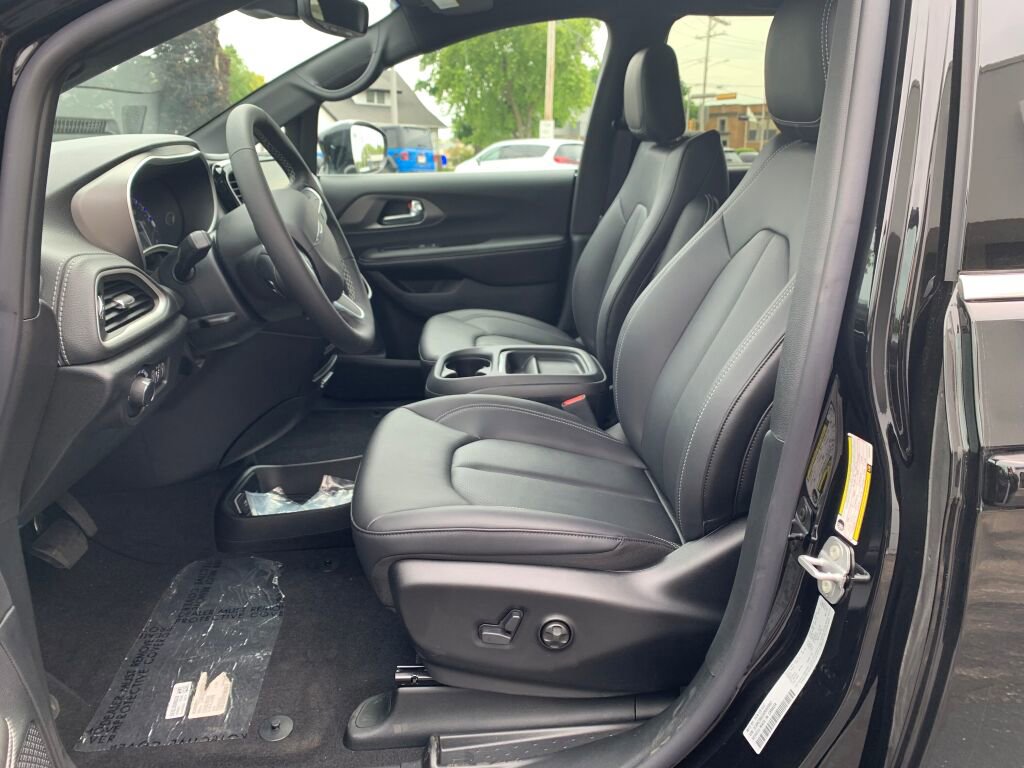 New 2027 Chrysler Pacifica Select AWD/4WD image 11