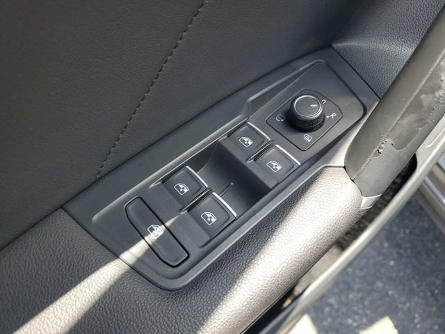 Used 2018 Volkswagen Tiguan SEL Premium FWD image 17