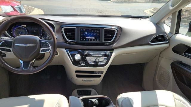 Certified 2018 Chrysler Pacifica Touring-L FWD image 22