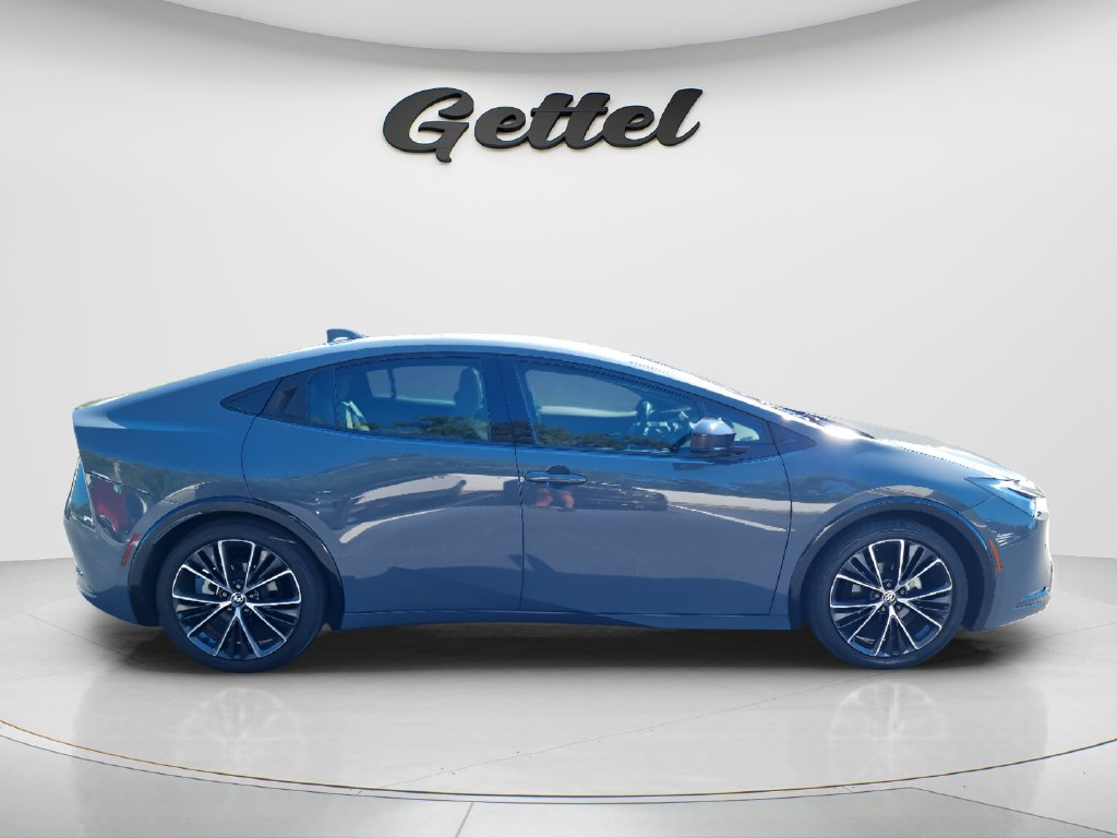 Used 2024 Toyota Prius XLE FWD image 3