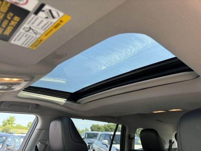 Used 2023 Toyota Highlander Limited AWD/4WD image 2