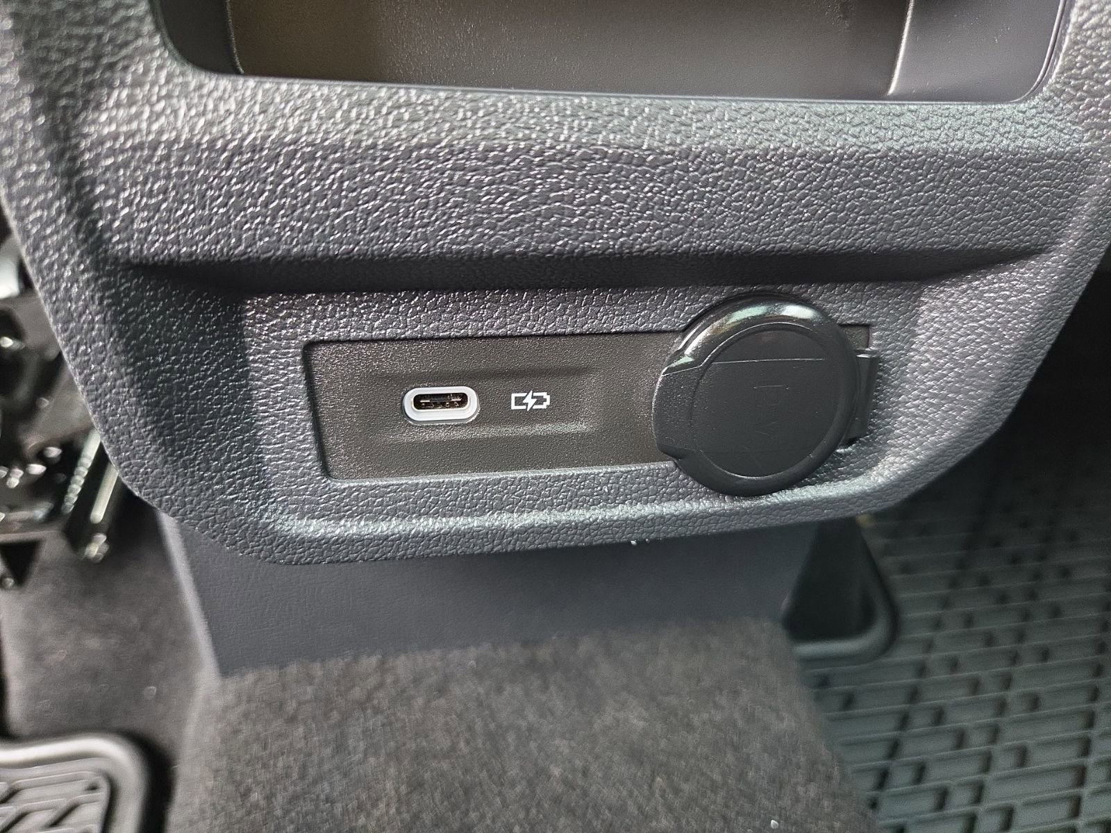 Certified 2023 Volkswagen Tiguan SE R-Line image 25