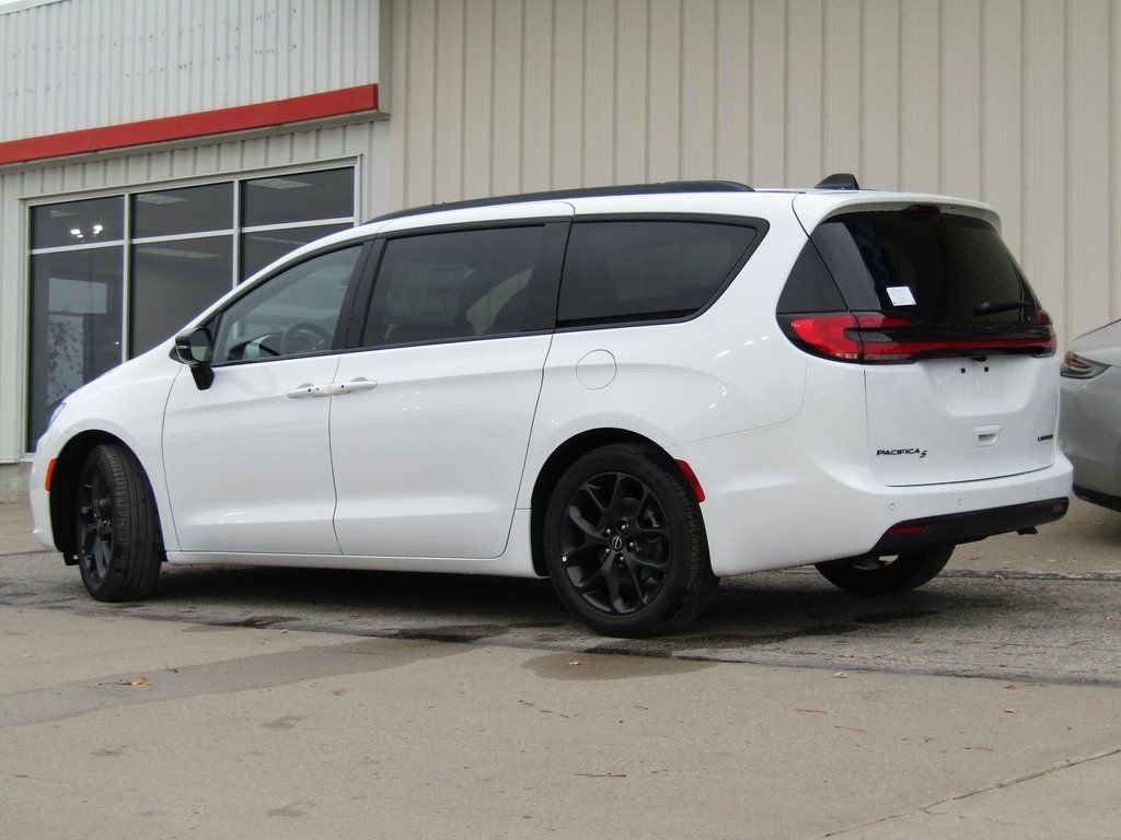 New 2026 Chrysler Pacifica Limited w/ S Appearance Package image 10