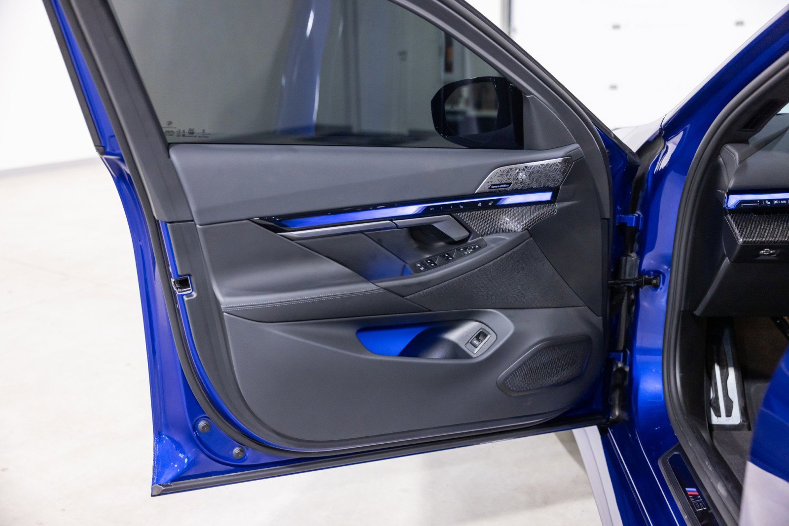 Used 2025 BMW M5 w/ Executive Package image 28