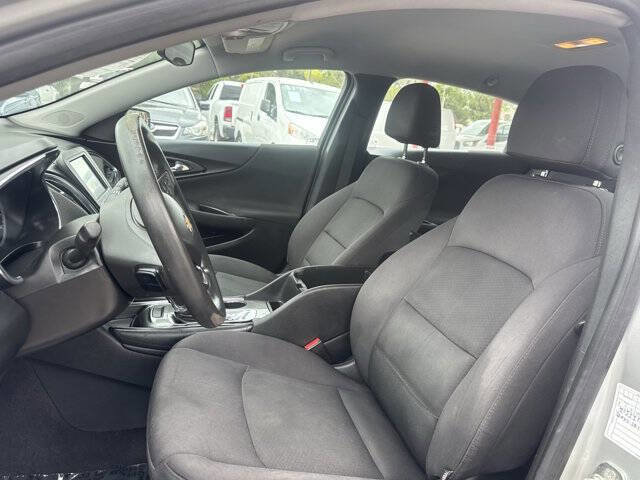 Used 2017 Chevrolet Malibu LT FWD image 5