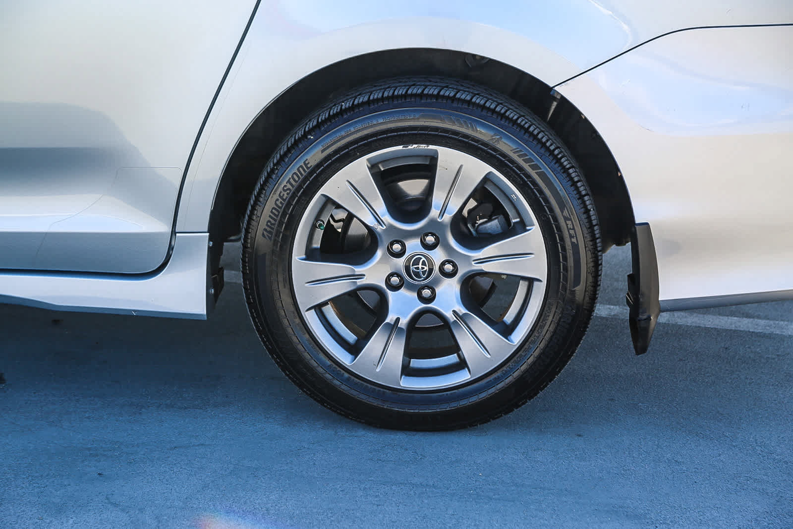 Certified 2019 Toyota Sienna SE w/ SE Preferred Package AWD/4WD image 11