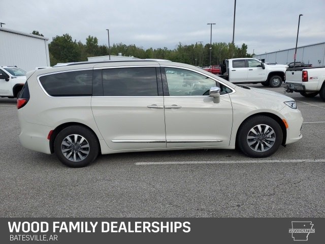Used 2021 Chrysler Pacifica Limited w/ Uconnect Theater Family Group image 7