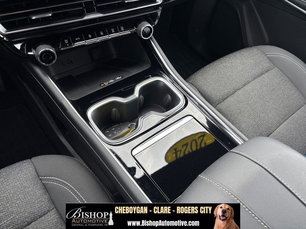 Used 2024 Chevrolet Traverse LT w/ Midnight/Sport Edition FWD image 23