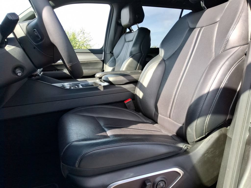 Certified 2025 Jeep Wagoneer Series II w/ 8-Passenger Seating Package AWD/4WD image 12