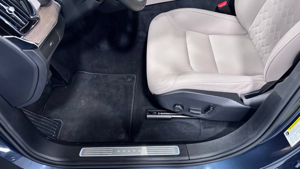 Certified 2026 Volvo XC90 B6 Plus AWD/4WD image 11