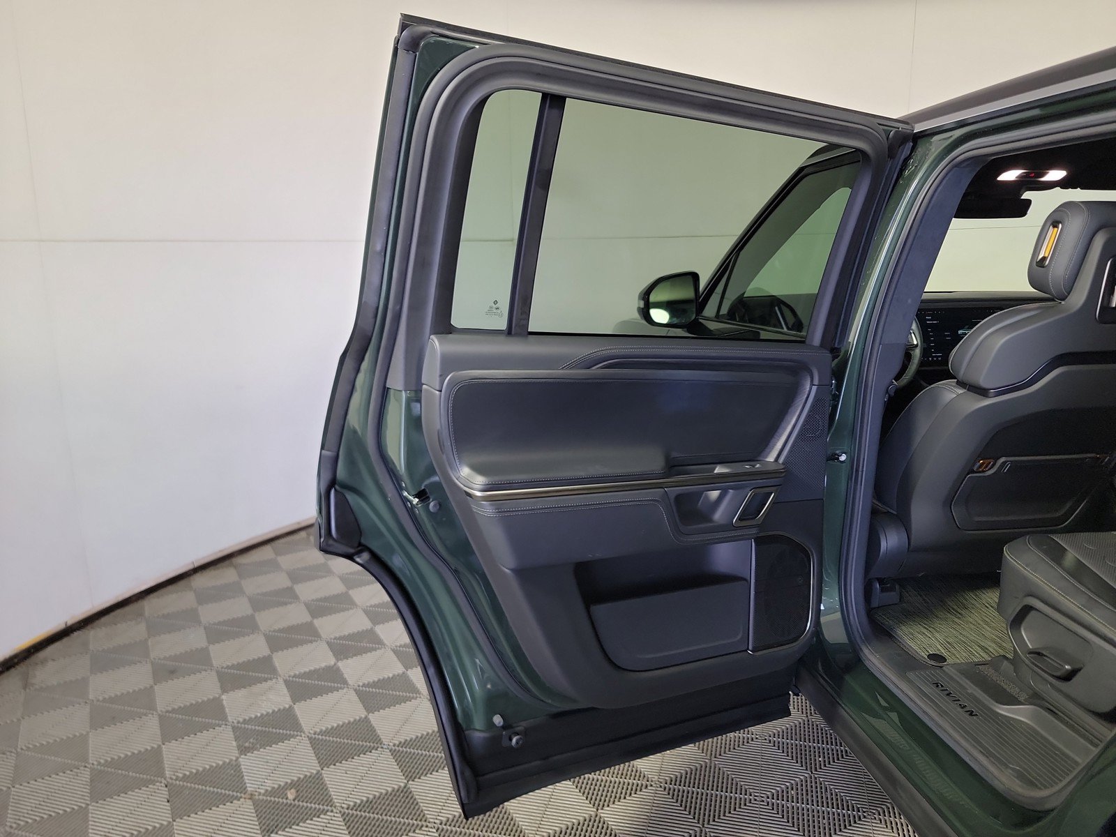 Used 2024 Rivian R1S Adventure AWD/4WD image 17