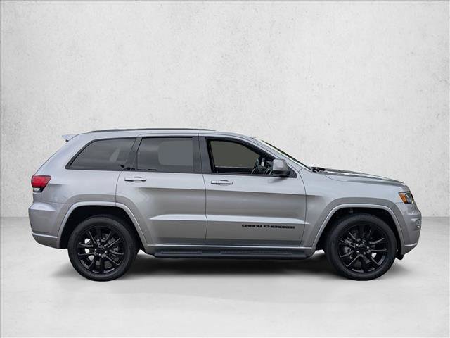 Used 2018 Jeep Grand Cherokee Altitude RWD image 4