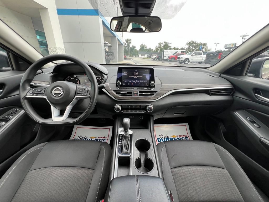 Used 2025 Nissan Altima 2.5 SV FWD image 2
