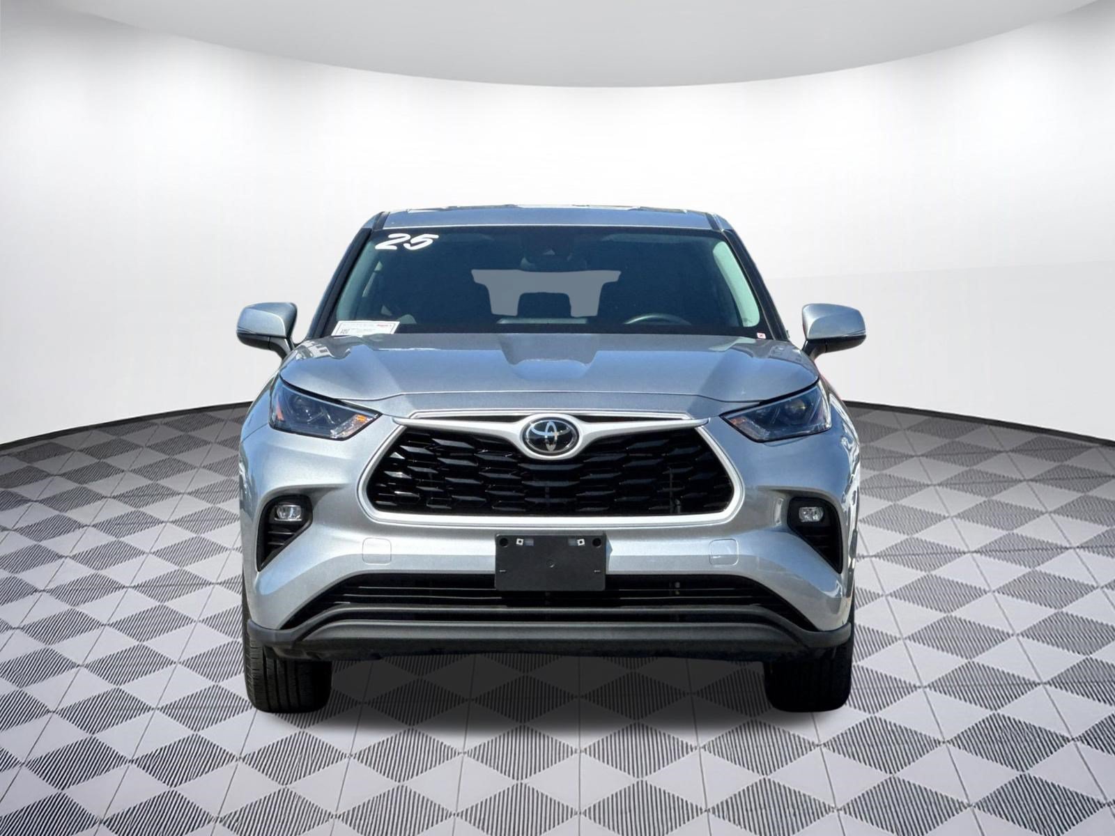 Used 2025 Toyota Highlander LE FWD image 6