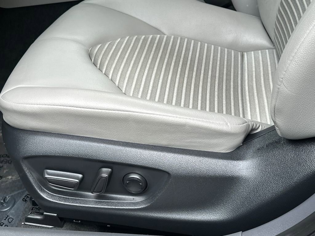 Used 2024 Toyota Camry SE w/ Cold Weather Package FWD image 18