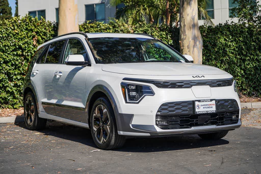 Used 2024 Kia Niro Wave w/ Wave Preserve Package FWD image 3