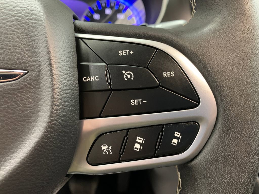 Used 2025 Chrysler Pacifica Select FWD image 24