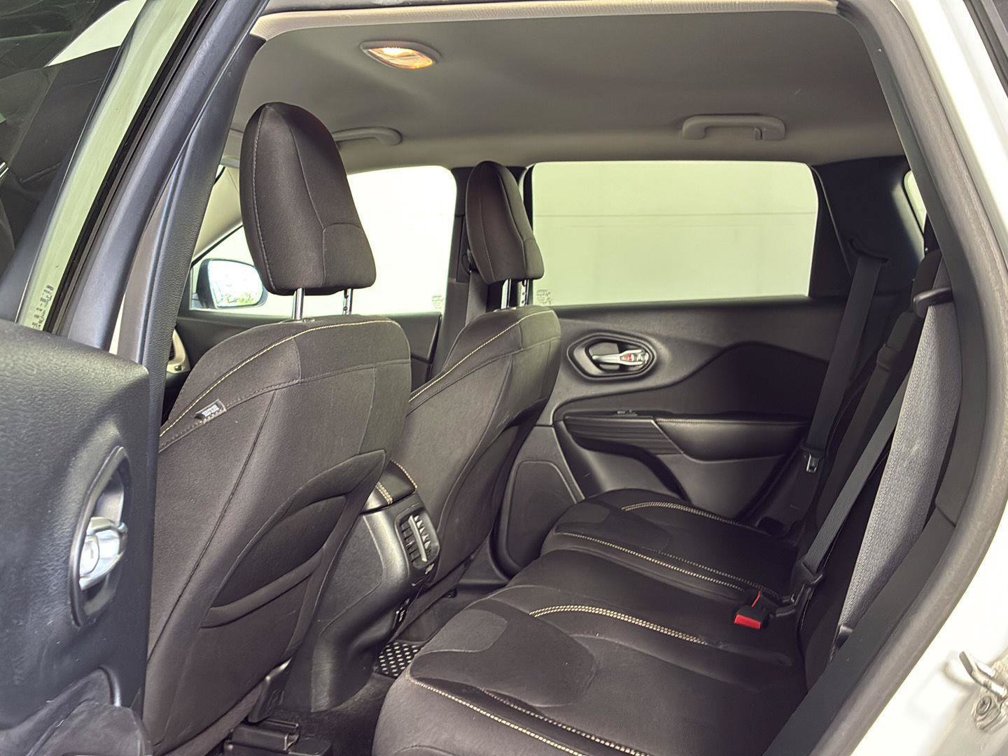 Used 2015 Jeep Cherokee Latitude w/ Cold Weather Group FWD image 20