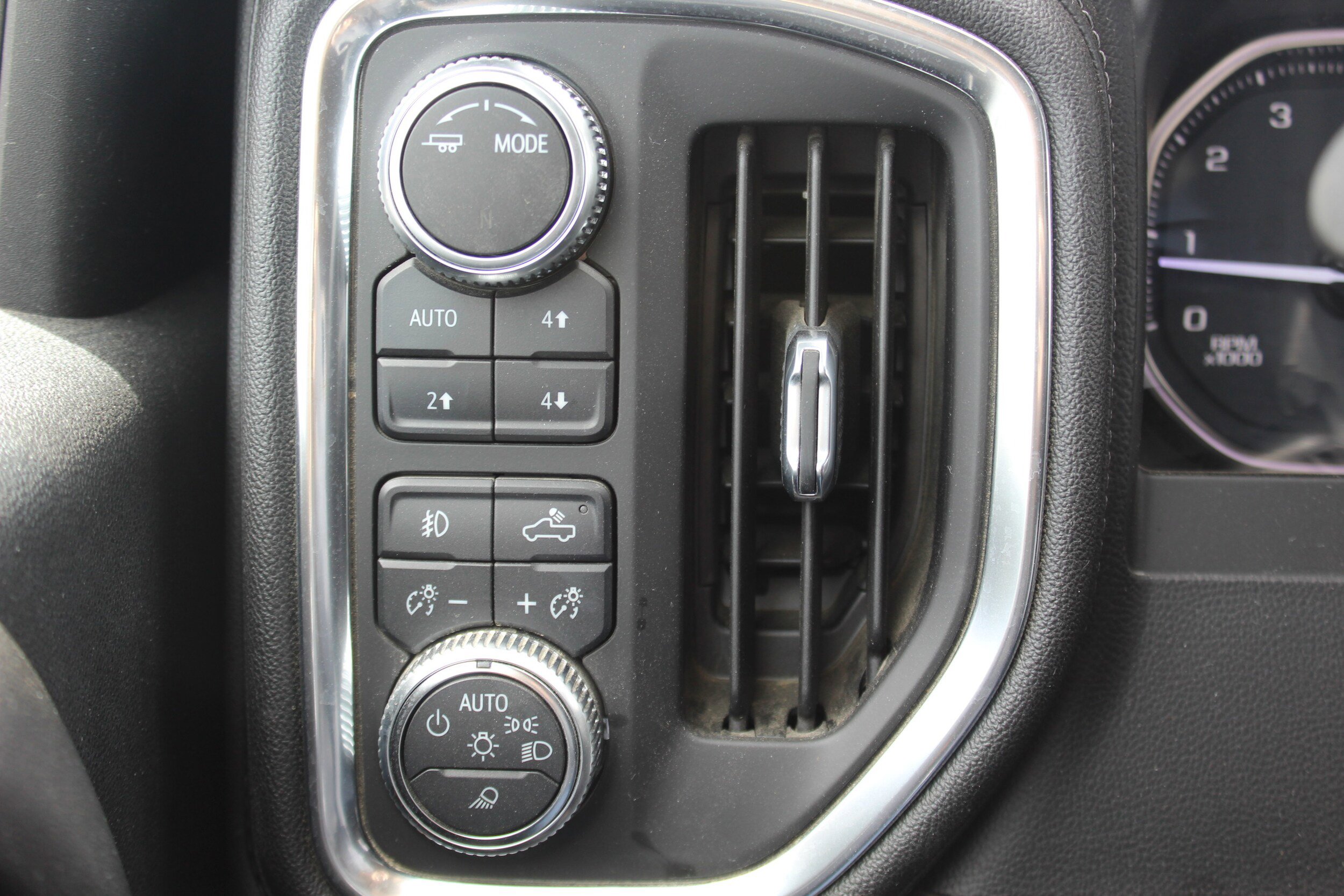 Used 2020 GMC Sierra 2500 SLT w/ Driver Alert Package I AWD/4WD image 12