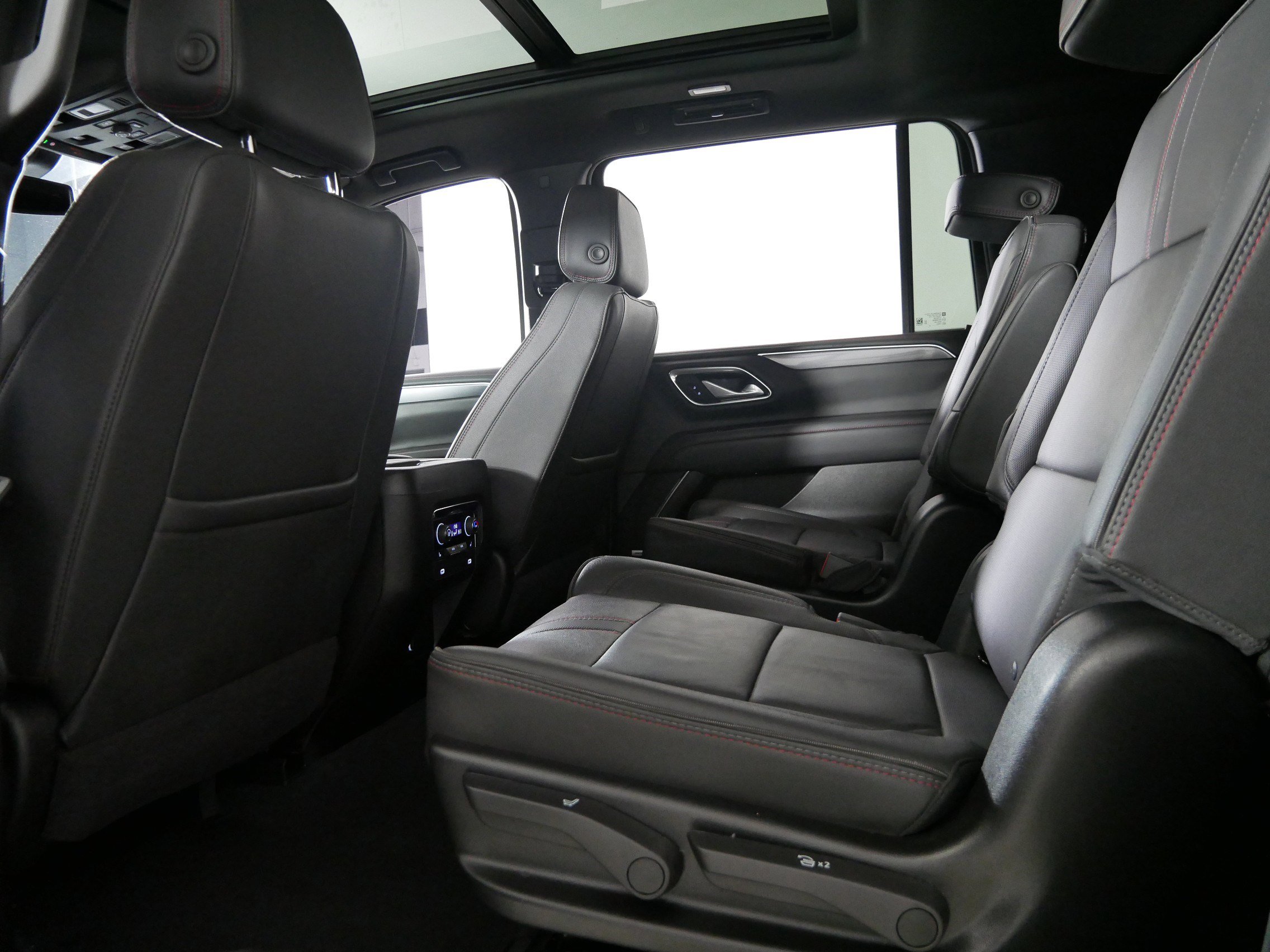 Used 2024 Chevrolet Suburban RST image 32