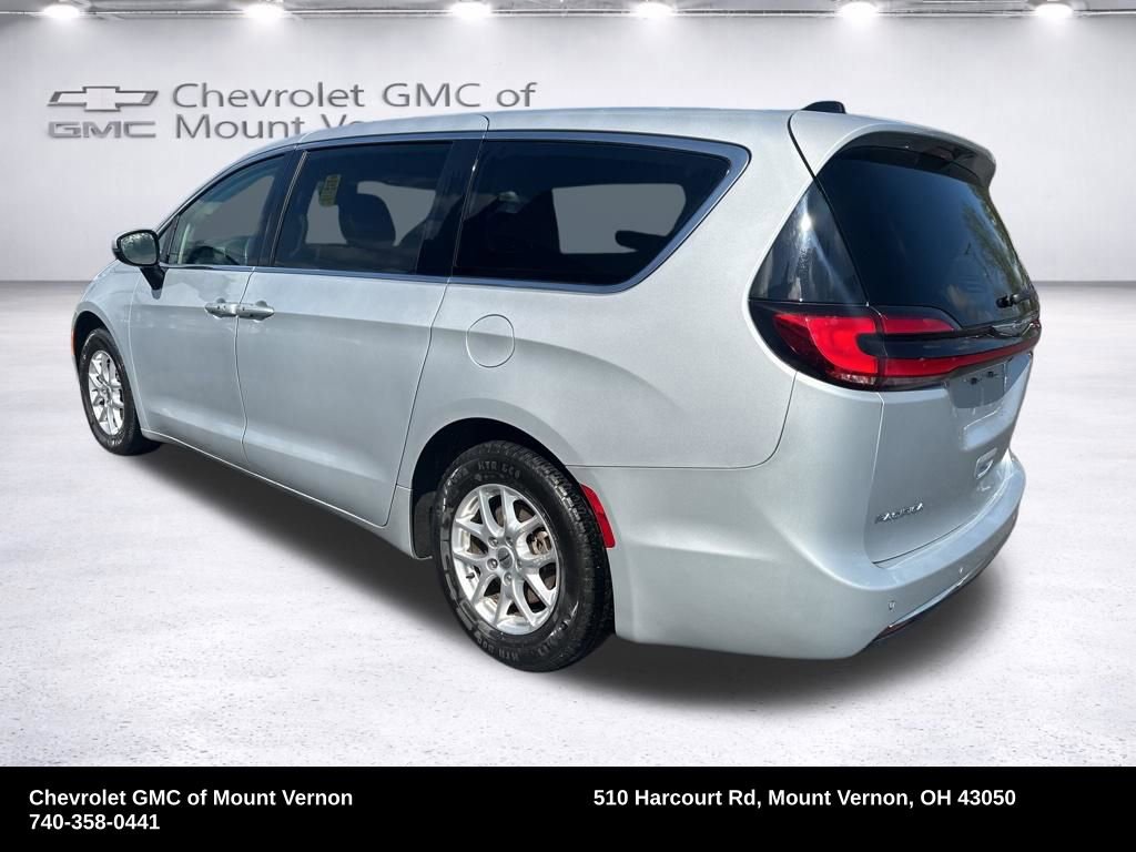 Used 2023 Chrysler Pacifica Touring-L image 3